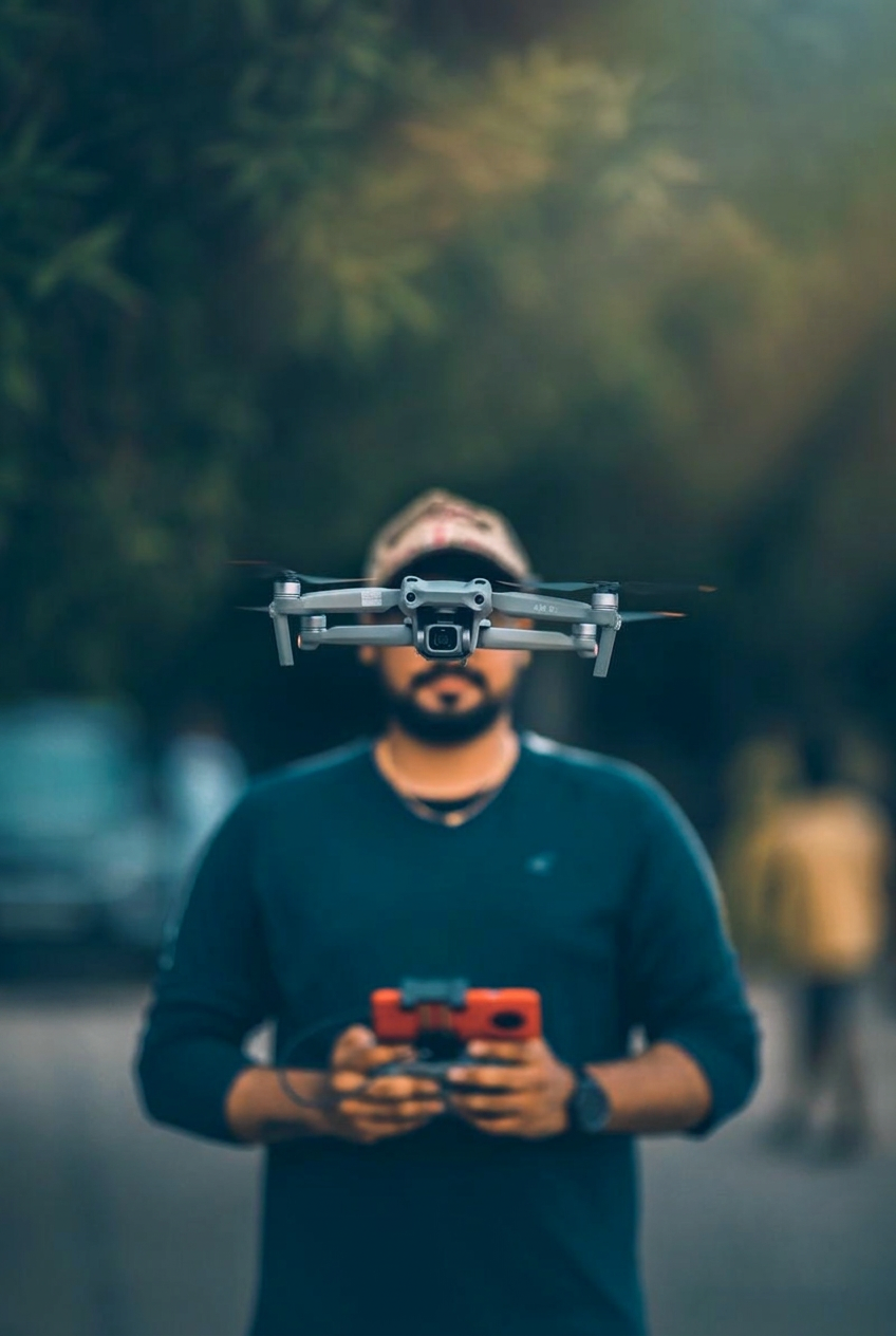 Piloto operando drone em fotografia com tonalização azul